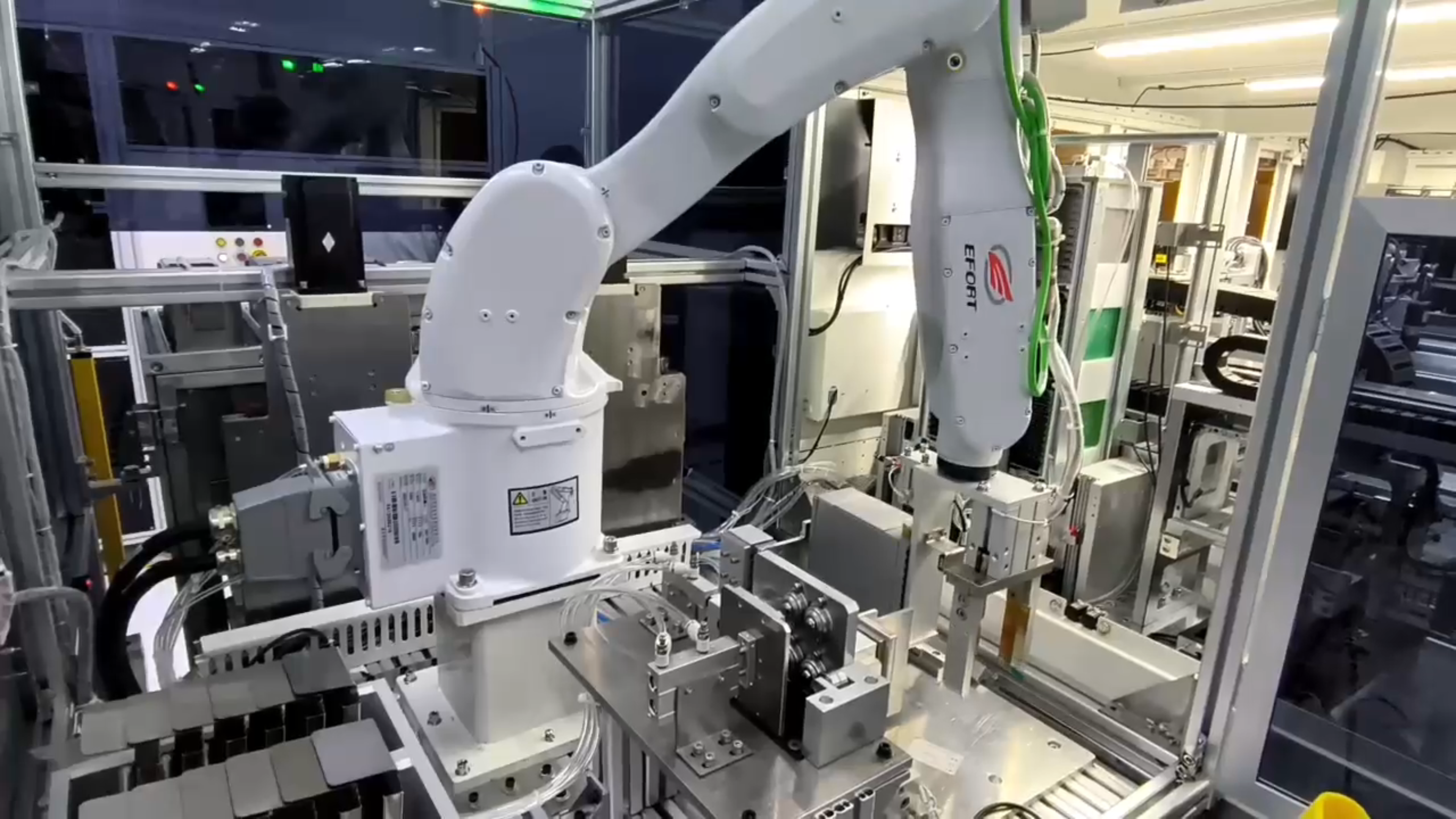 Intelligent loading and unloading of robots (Magzine)